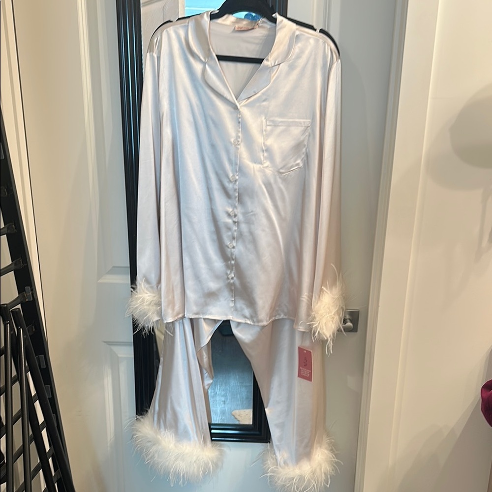 Ivy City NWT feather pajamas